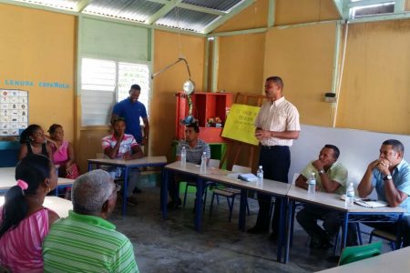El presidente del Consejo de Acción Comunitaria explica a la comunidad el proceso para constituir la Junta de Vecinos